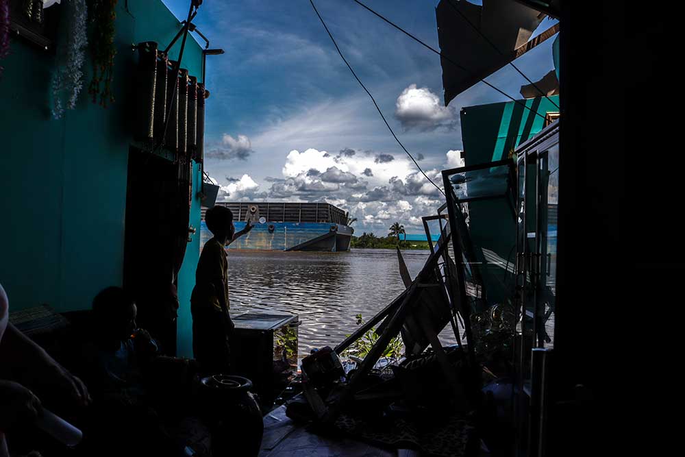  Dua Kapal Tongkang di Kalimantan Selatan Menabrak Puluhan Rumah di Permukiman Padat Penduduk