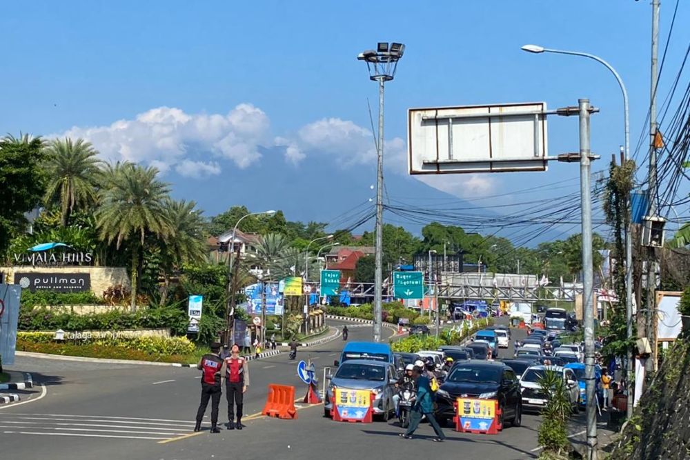 Kepadatan lalu lintas di Megamendung arah Puncak, Jawa Barat, terpantau sejak pukul 08.50 WIB, Senin (24/4/2023)-BISNIS/Afiffah Rahmah Nurdifa.