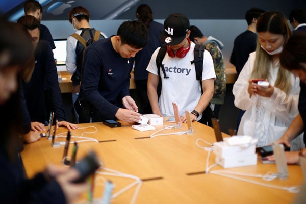Suasana gerai Apple di Tokyo, Jepang saat pelanggan membeli iPhone XS Max dan XS Jumat (21/9/2018)./Reuters-Issei Kato