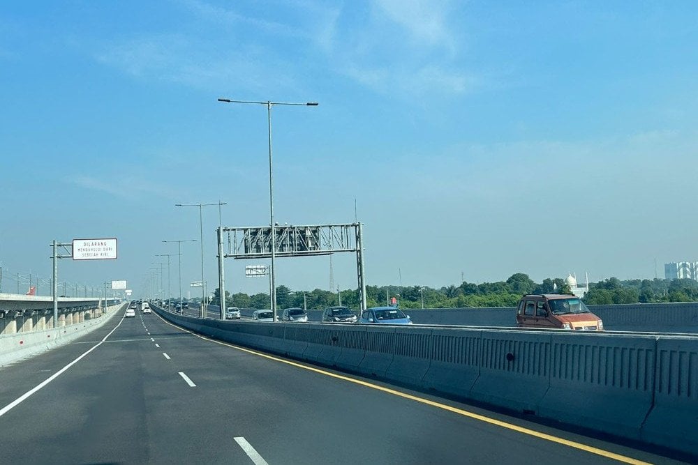 Kondisi arus lalu lintas tol Mohammed Bin Zayed (MBZ) Karawang menuju Jakarta masih lancar di hari ketiga lebaran Senin (24/4/2023)/Bisnis-Anshary Madya Sukma