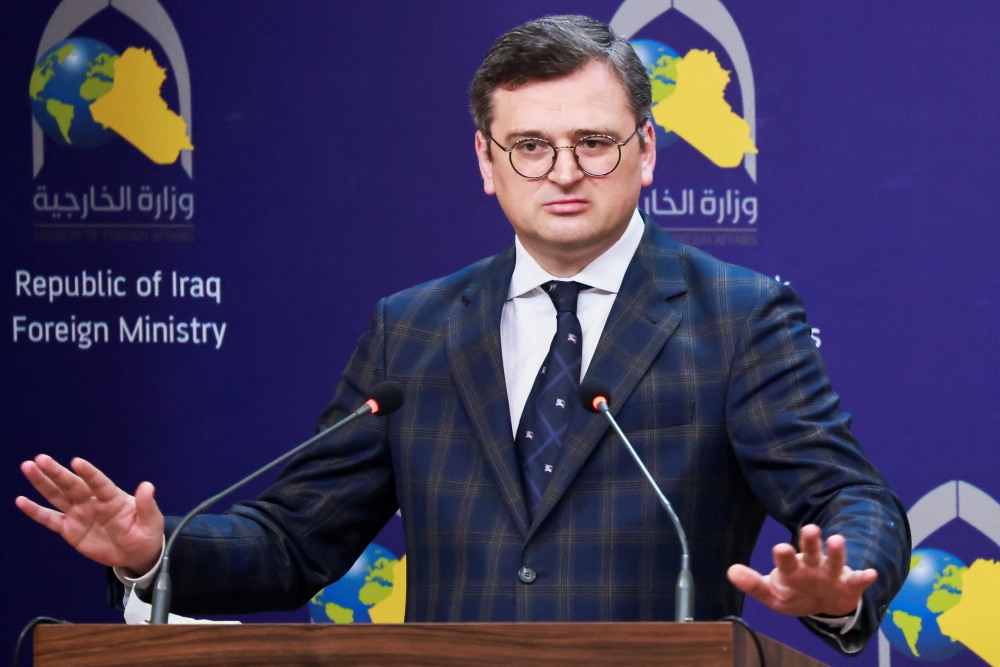 Menteri Luar Negeri Ukraina Dmytro Kuleba menghadiri konferensi pers bersama dengan timpalannya dari Irak Fuad Hussein (tidak terlihat) di Baghdad, Irak 17 April 2023. REUTERS/Thaier Al-Sudani