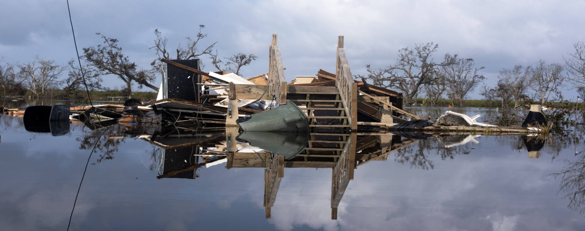 Puing rumah hancur akibat badai yang terendam banjir di Louisiana, Amerika Serikat./Bloomberg-Mark Felix