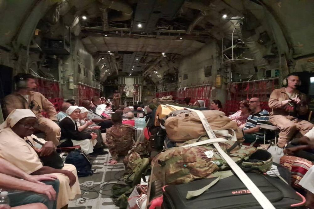 Warga Italia menumpang pesawat C130 Angkatan Udara Italia saat dievakuasi dari Khartoum, Sudan, dalam foto tak bertanggal yang diperoleh Reuters pada 24 April 2023. Ministero della Difesa/Handout via REUTERS