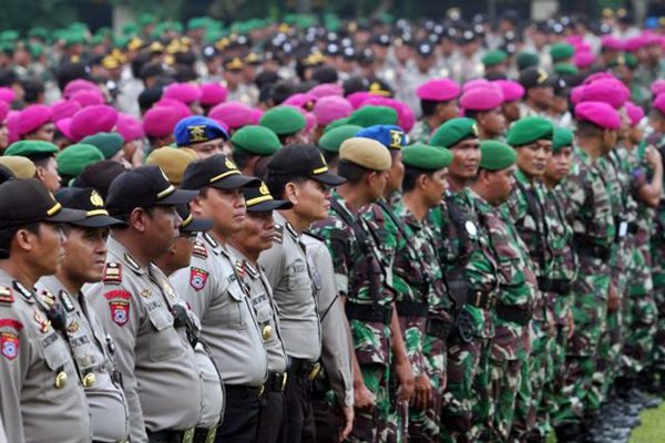 Anggota Polri dan prajurit TNI mengikuti apel gabungan pergeseran pasukan di Lapangan Bhayangkara, Jakarta, Selasa (18/4)./JIBI-Abdullah Azzam