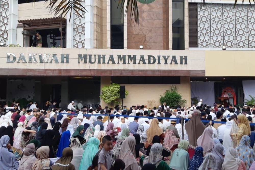 Suasana jemaah salat Idulfitri di Lapangan Parkir Gedung Pusat Dakwah Muhammadiyah di Menteng, Jakarta Pusat, Jumat (21/4/2023). JIBI/Lukman Nur Hakim.