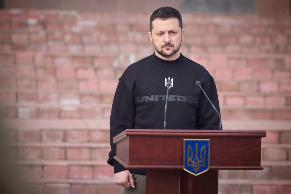 Presiden Ukraina Volodymyr Zelensky mengambil bagian dalam acara untuk menghormati pertahanan Kota Okhtyrka melawan penjajah Rusia./Reuters