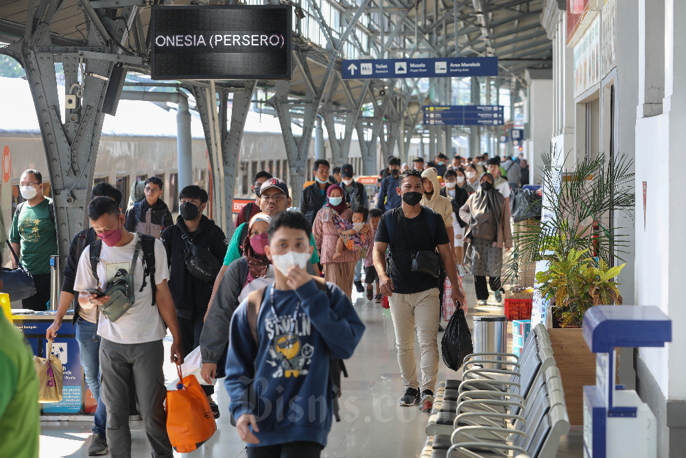  Puluhan Ribu Pemudik Sudah Tiba di Stasiun Senen