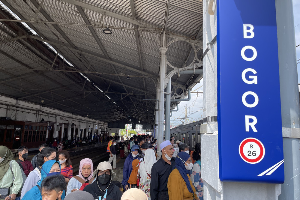 Suasana kepadatan penumpang KRL di Stasiun Bogor, pada Selasa (25/4/2023)/Bisnis-Rika Anggraeni