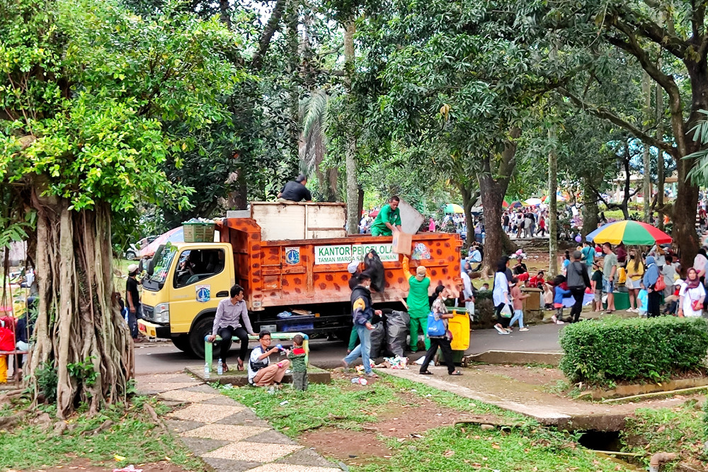  Pengunjung Membludak saat Libur Lebaran, Ragunan Kerahkan 500 Petugas Kebersihan