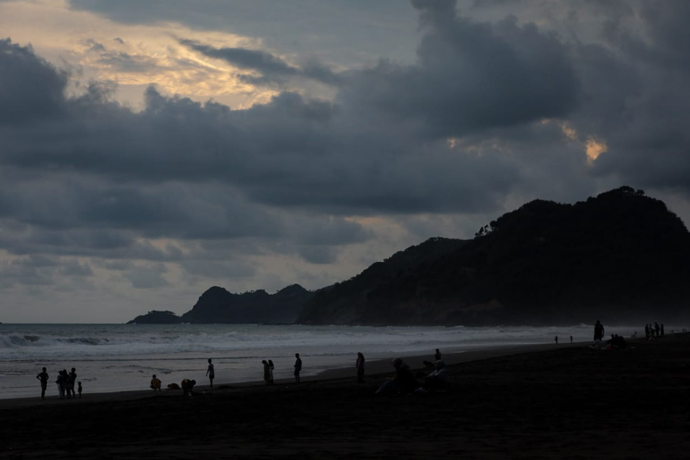Wisatawan berada di pantai Criwik yang terletak di jalur pantai selatan (pansela) kawasan Kebumen, Jawa Tengah./Bisnis/Arief Hermawan P
