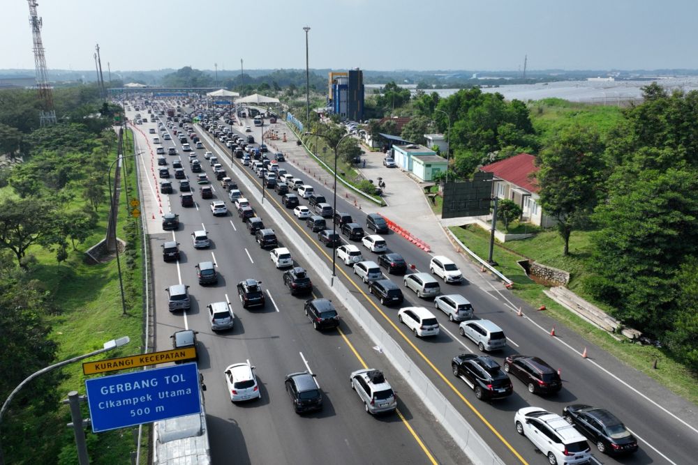H+4 Lebaran, Polri: 98.000 Kendaraan Masuk Jakarta Lewat GT Cikampek Utama. Kemacetan panjang terjadi di Gerbang Tol Cikampek Utama, Jalan Tol Jakarta-Cikampek pada arus mudik Lebaran 2023, Rabu (19/4/2023) - Jasa Marga.