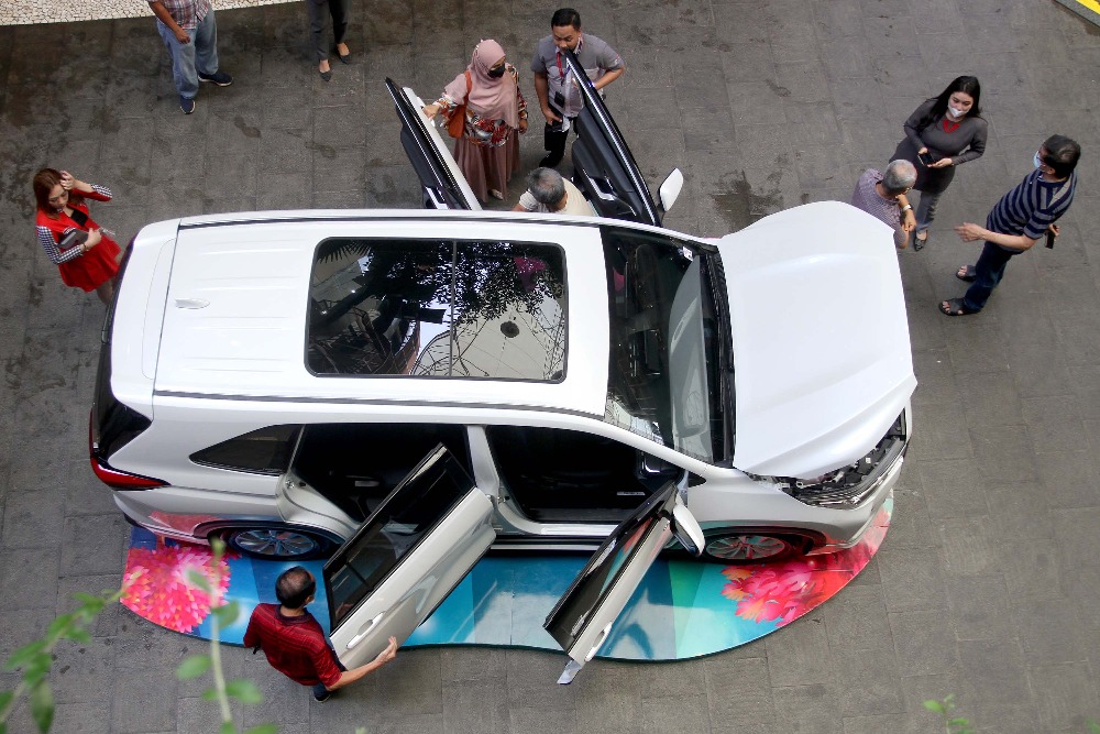Pengunjung melihat mobil Kijang Inova Zenix di Makassar, Sulawesi Selatan, Kamis (1/12/2022)/Bisnis-Paulus Tandi Bone