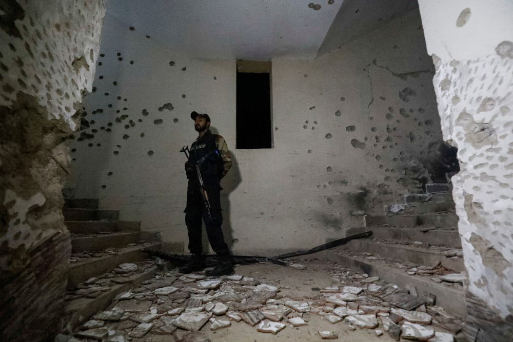 Seorang petugas polisi berjaga-jaga setelah kelompok Taliban menyerang kantor polisi di Karachi, Pakistan, 17 Februari 2023. REUTERS/Akhtar Soomro