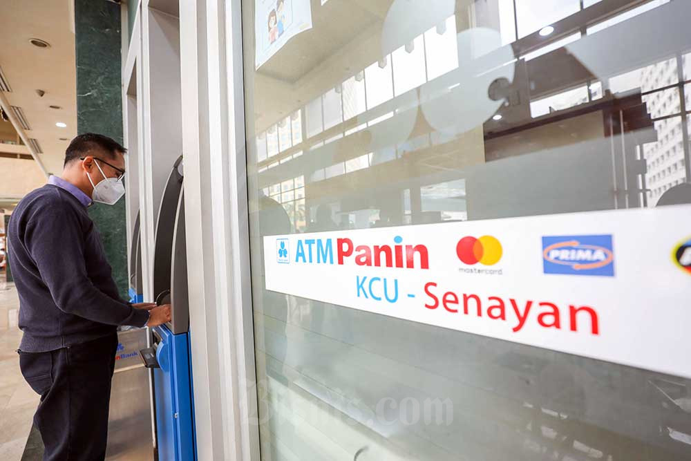 Nasabah melakukan transaksi menggunakan ATM di kantor cabang Bank Panin di Jakarta, Senin (30/5/2022). Bisnis/Himawan L Nugraha. Akankah Cerita Lama Bank Panin (PNBN) Kembali Terulang?