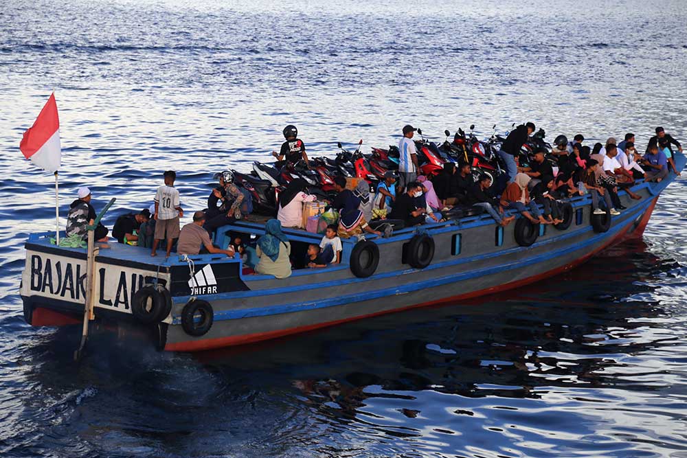  Penyebrangan Kapal Kayu Antarpulau di Maluku Mulai Dipadati Pemudik