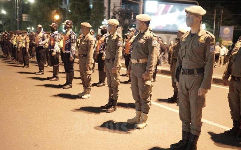  Lebaran Usai, Satpol PP DKI Tertibkan Ribuan Spanduk Parpol Bertema Ramadan