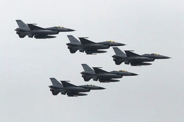  Menlu Ukraina Ngotot AS Segera Kirim Jet Tempur F-16