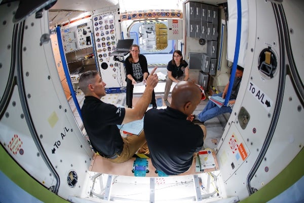 Sejumlah astronot NASA sedang melakukan pelatihan di dalam replika International Space Station (ISS) di Johnson Space Center, Houston, Texas, AS, Rabu (22/5/2019)./Reuters-Mike Blake