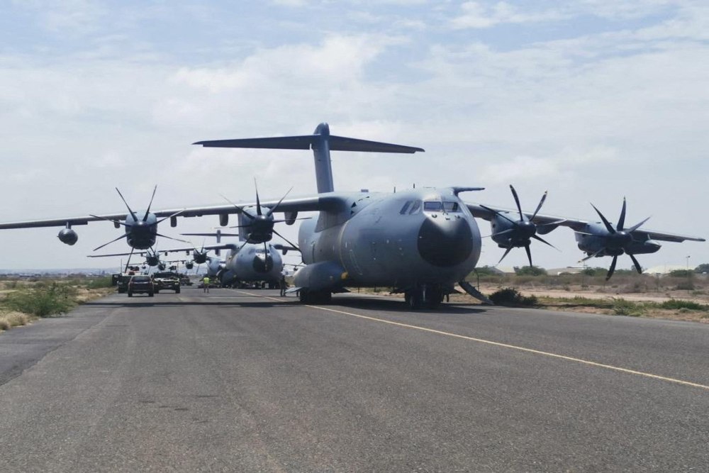 Pesawat militer Spanyol dan kendaraan militer terlihat berangkat di landasan ketika personel diplomatik Spanyol dan warga negara dievakuasi, di Khartoum, Sudan, 23 April 2023./Handout Kementerian Pertahanan Spanyol via REUTERS