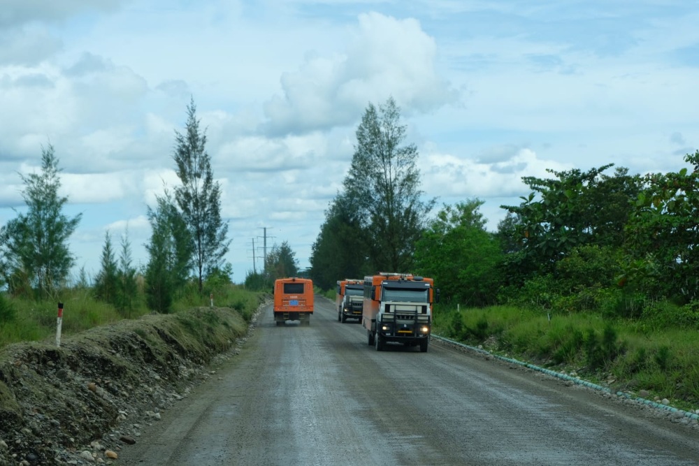 Bus antipeluru kendaraan khusus bagi karyawan PT Freeport Indonesia melintas di Mile Post 21 Timika, Mimika, Papua Tengah./Bisnis-Hendri T Asworo