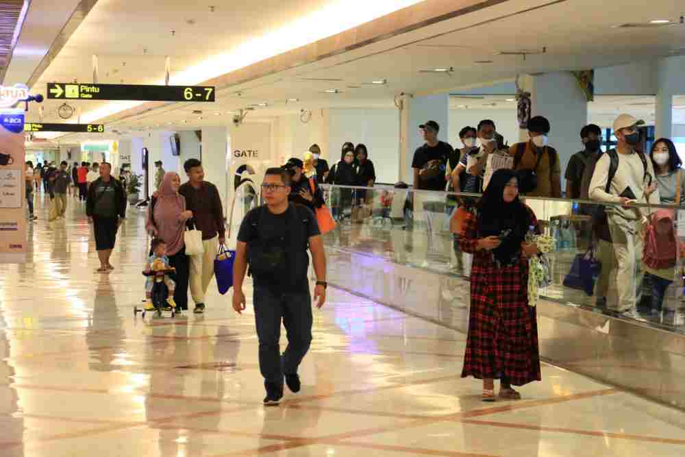 Calon penumpang pesawat di Bandara Internasional Juanda saat momen arus balik Lebaran 2023/Dok. AP I