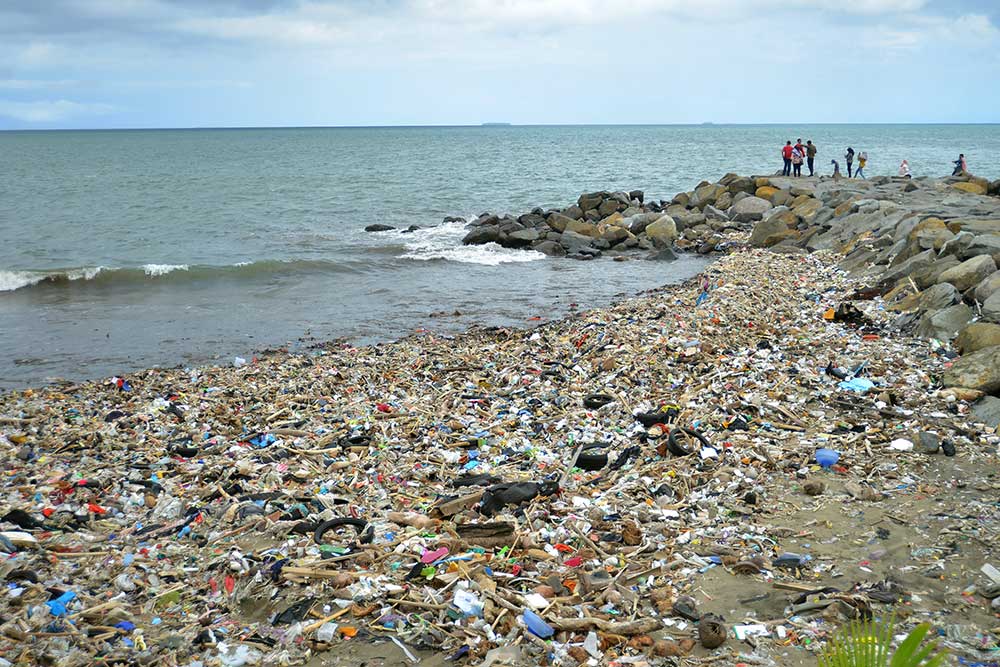  Pantai Padang Dipenuhi Tumpukan Sampah Dari Wisatawan Selama Libur Lebaran Kemarin