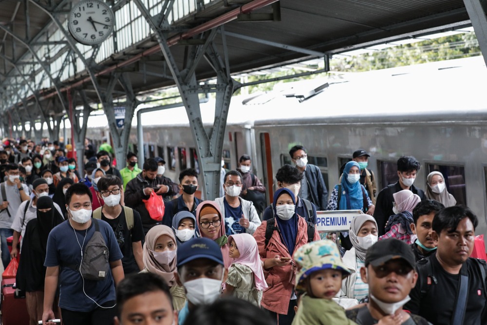 Penumpang kereta api tiba di Stasiun Pasar Senen, Jakarta, Selasa (25/4/2023)/Bisnis-Fanny Kusumawardhani