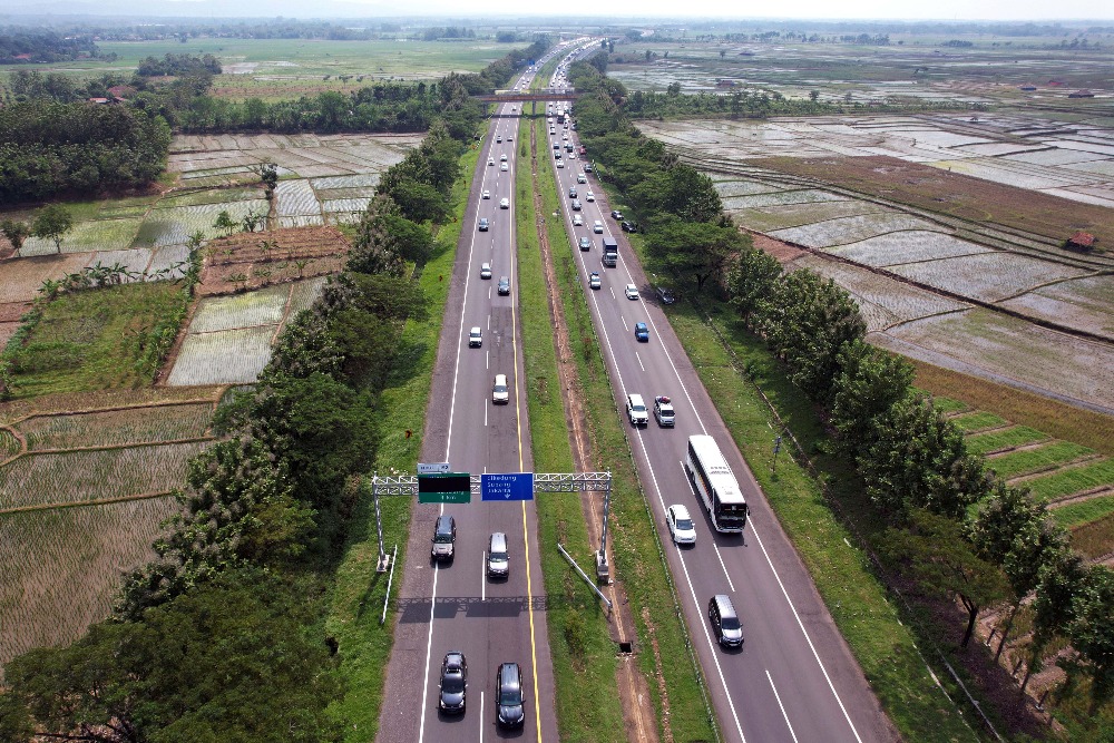 Foto udara kondisi arus lalu lintas Tol Cikopo-Palimanan (Cipali) KM 154 saat one way diberlakukan di kawasan Kertajati, Majalengka, Jawa Barat, Kamis (20/4)/Bisnis-Rachman