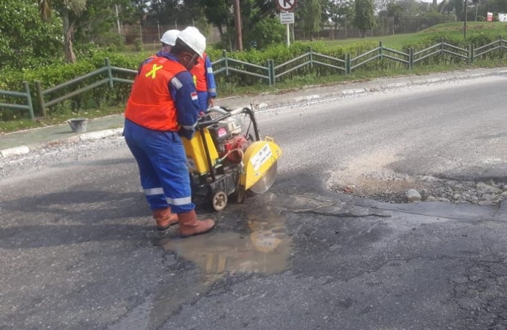  Demi Kelancaran Berkendara, PHR Perbaiki Jalan Berlubang di Rumbai