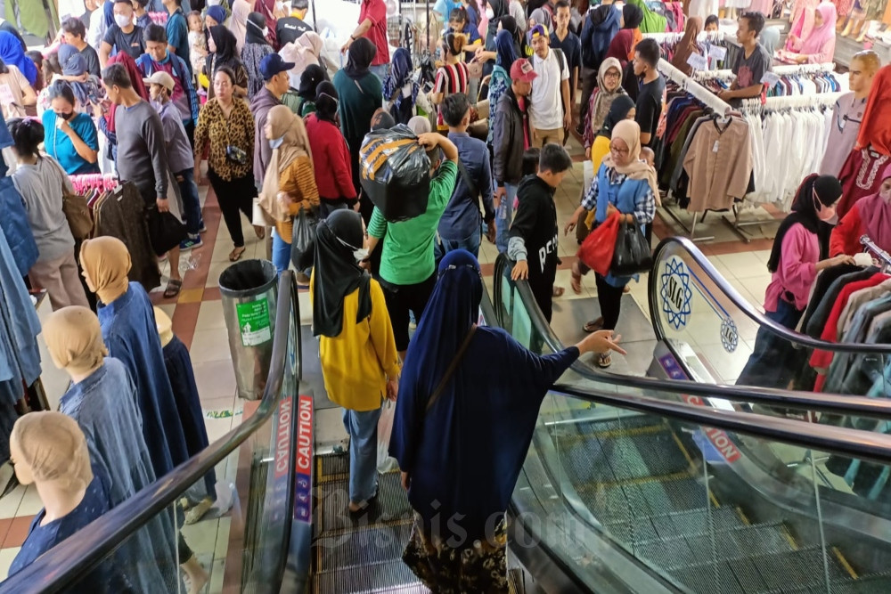 Suasana Pasar Tanah Abang, pusat grosir tertua dan terbesar di Asia Tenggara, yang ramai diserbu pembeli jelang Lebaran 2023, Minggu (16/4/2023) /Bisnis-Ni Luh Anggela