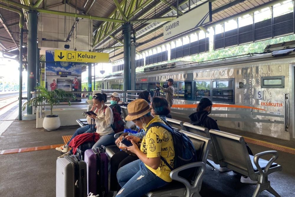 Kondisi terkini Stasiun Gambir yang mulai lengang menjelang Hari Raya Idulfitri 1444H/2023, Jumat (21/4/2023) - BISNIS/Afiffah Rahmah Nurdifa.