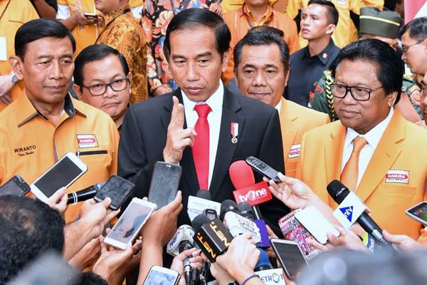 Presiden Jokowi (tengah) menjawab pertanyaan wartawan, didampingi Ketua Umum Partai Hanura Oesman Sapta  (kanan), dan Ketua Dewan Pembina Partai Hanura Wiranto (kiri), seusai membuka Rapimnas Partai Hanura, di Hotel The Stones, Kuta, Bali, Jumat (4/8)./Setneg