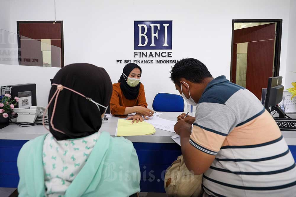Karyawati melayani nasabah di kantor cabang BFI Finance di Jakarta, Selasa (7/6/2022). Bisnis/Suselo Jati