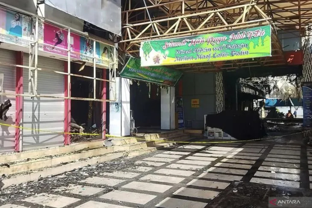 Kondisi pusat perbelanjaan Malang Plaza yang terletak di Jalan Agus Salim, Kecamatan Klojen, Kota Malang, Jawa Timur pascaterbakar, Selasa (2/5//2023)./Antara-Vicki Febrianto.