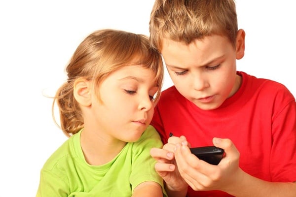 Anak dengan smartphone/chinavasion.com