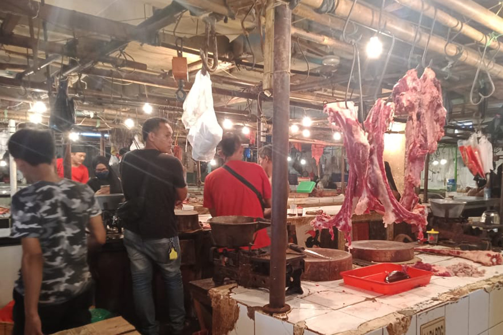 Penjual daging di Pasar Palmeriam, Matraman, Jakarta Timur, Kamis (20/4/2023). /Bisnis-Indra Gunawan