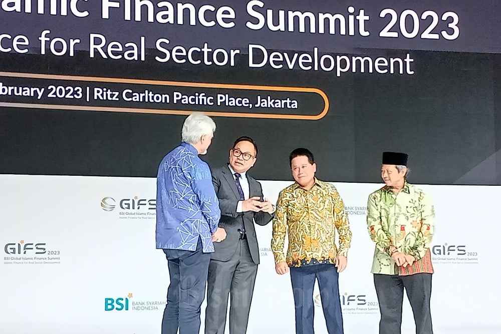 Direktur Utama BSI Hery Gunardi dan Wakil Menteri BUMN II Kartika Wirjoatmodjo dalam acara Global Islamic Finance Summit (GIFS) pada Rabu (15/2/2023) di Jakarta. / Bisnis Indonesia - Fahmi Ahmad Burhan