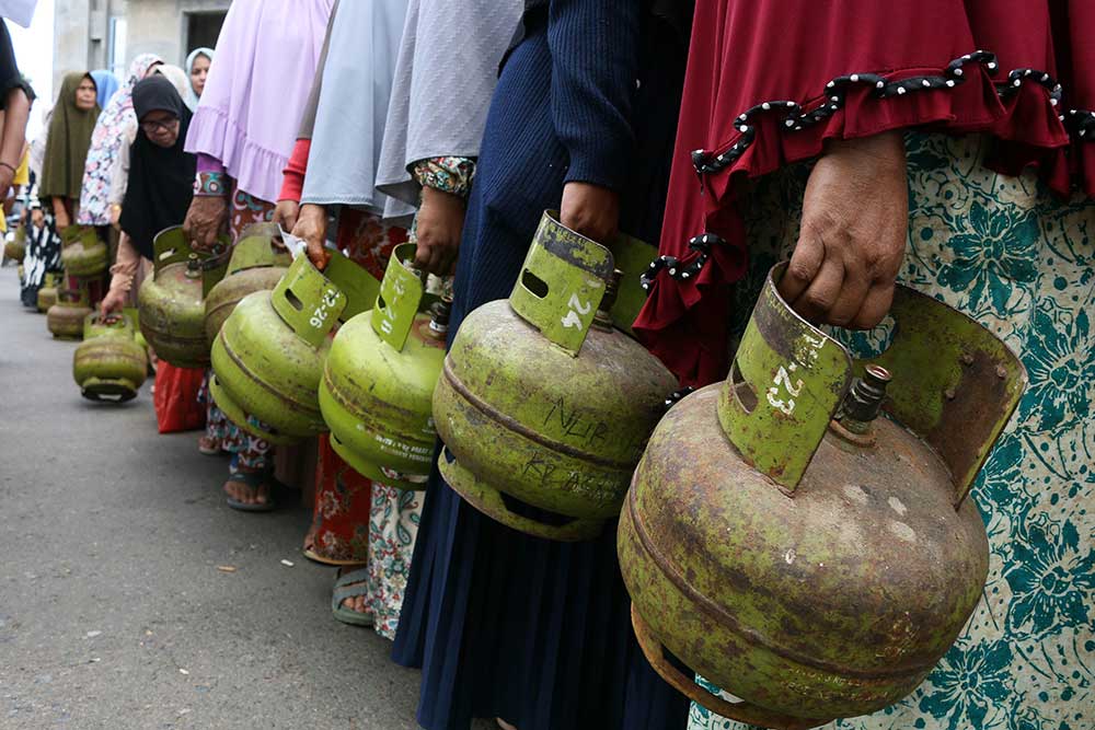  Warga Mengantre Beli Gas Elpiji 3 Kilogram Saat Operasi Pasar di Aceh