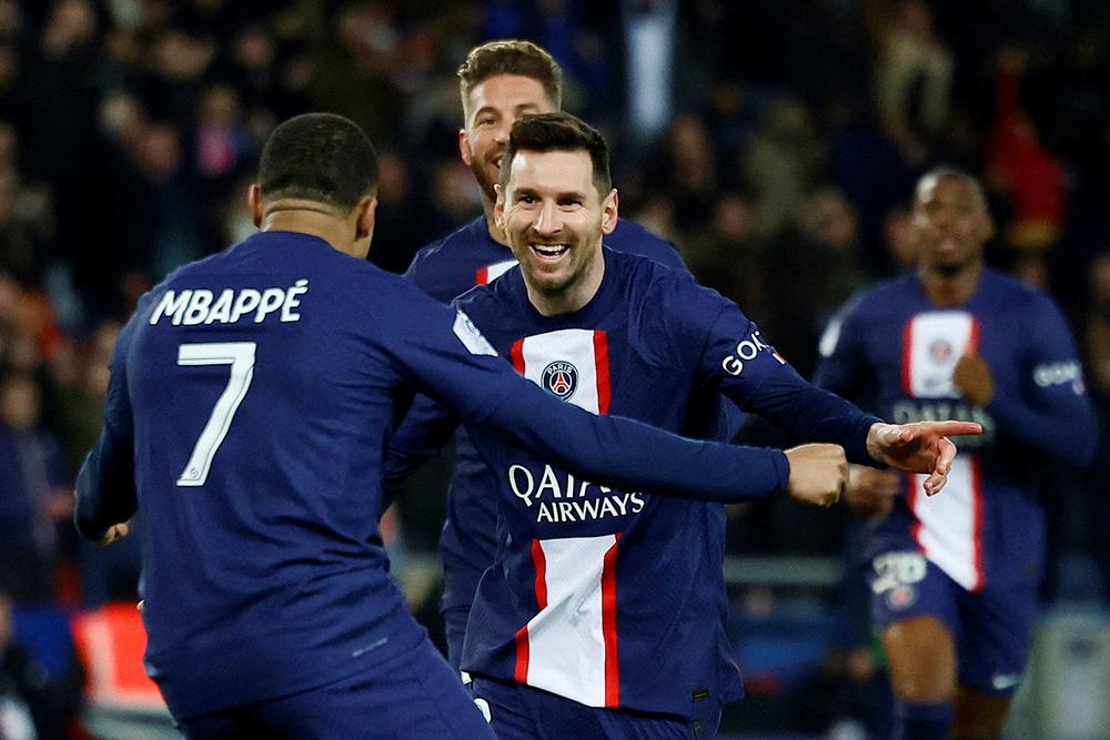 Striker Paris Saint Germain, Lionel Messi bersama Kylian Mbappe/Reuters- Sarah Meyssonnier