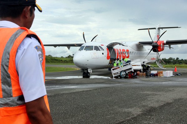 Petugas otoritas bandara mengawasi aktivitas pesawat Wings Air sesaat setelah mendarat di Bandara Rar Gwamar, Dobo, Kepulauan Aru, Maluku, Rabu (29/3)./Izaac Mulyawan