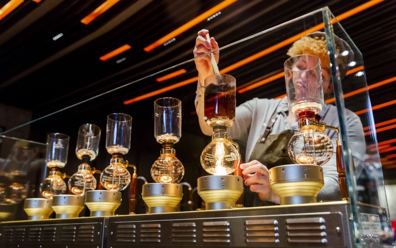 Seorang barista menyiapkan minuman kopi spesial di bar espresso Starbucks Corp. Reserve Roastery di New York, AS. Bloomberg/Mark Abramson