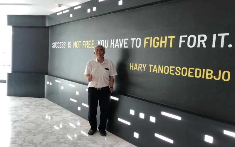 Lo Kheng Hong berpose di depan dinding berisi kutipan Chairman MNC Group Hary Tanoesoedibjo./istimewa