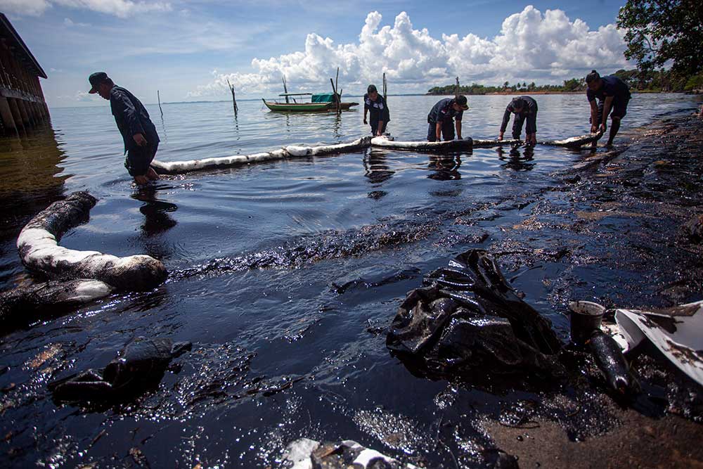  Limbah Minyak Hitam Cemari Pantai Melayu di Batam
