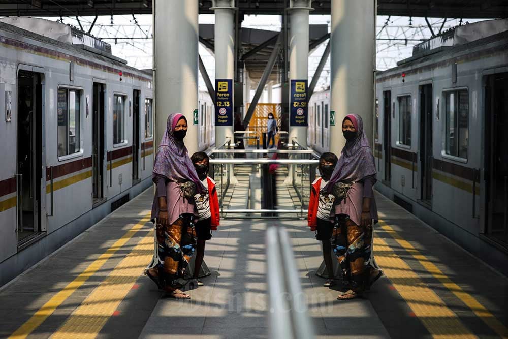 Sejumlah penumpang kereta rel listrik (KRL) berada di stasiun Manggarai, Jakarta, Senin (20/6/2022). Bisnis/Arief Hermawan P