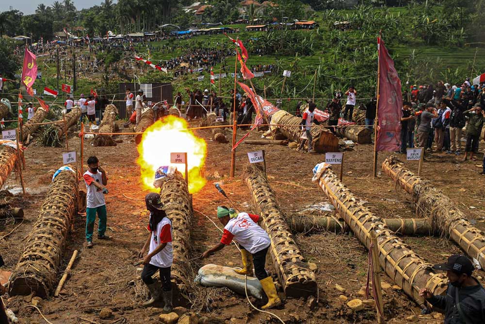  Foto-Foto Kemeriahan Tradisi Perang Meriam Karbit di Bogor