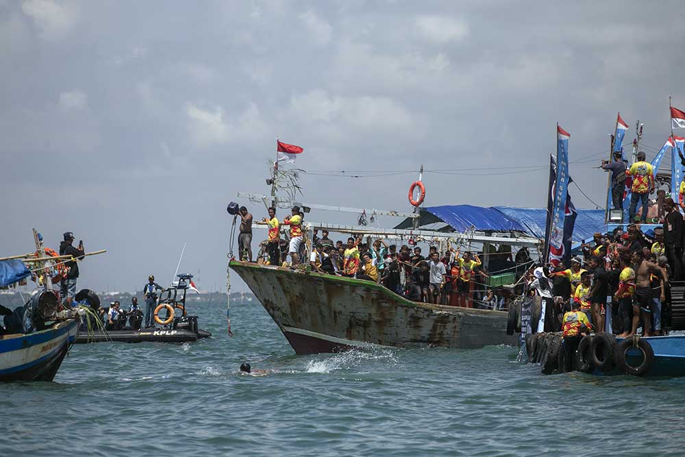  Prosesi Larung Sesaji saat Tradisi Sedekah Laut atau Nadran Nelayan di Indramayu