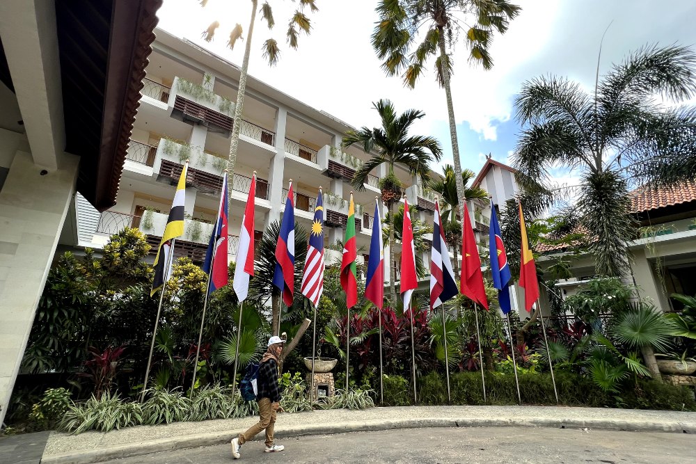 Seorang warga melintasi deretan bendera negara Asean di Hotel Bintang Flores, Labuan Bajo, NTT pada Selasa (2/5/2023). Hotel Bintang Flores akan digunakan sebagai media center KTT Asean 2023. JIBI/Feni Freycinetia
