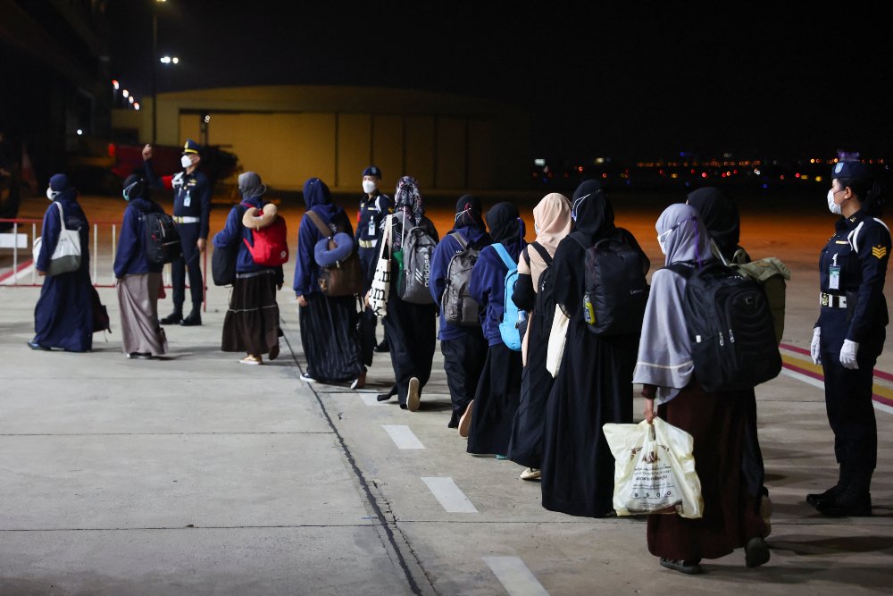 Warga Thailand, yang dievakuasi dari Sudan untuk menghindari konflik, tiba di pangkalan Angkatan Udara Kerajaan Thailand di Bandara Internasional Don Mueang di Bangkok, Thailand, 27 April 2023. REUTERS/Athit Perawongmetha