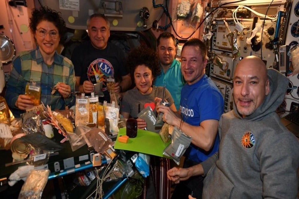 para astronot sedang menikmati hidangan makananya/space