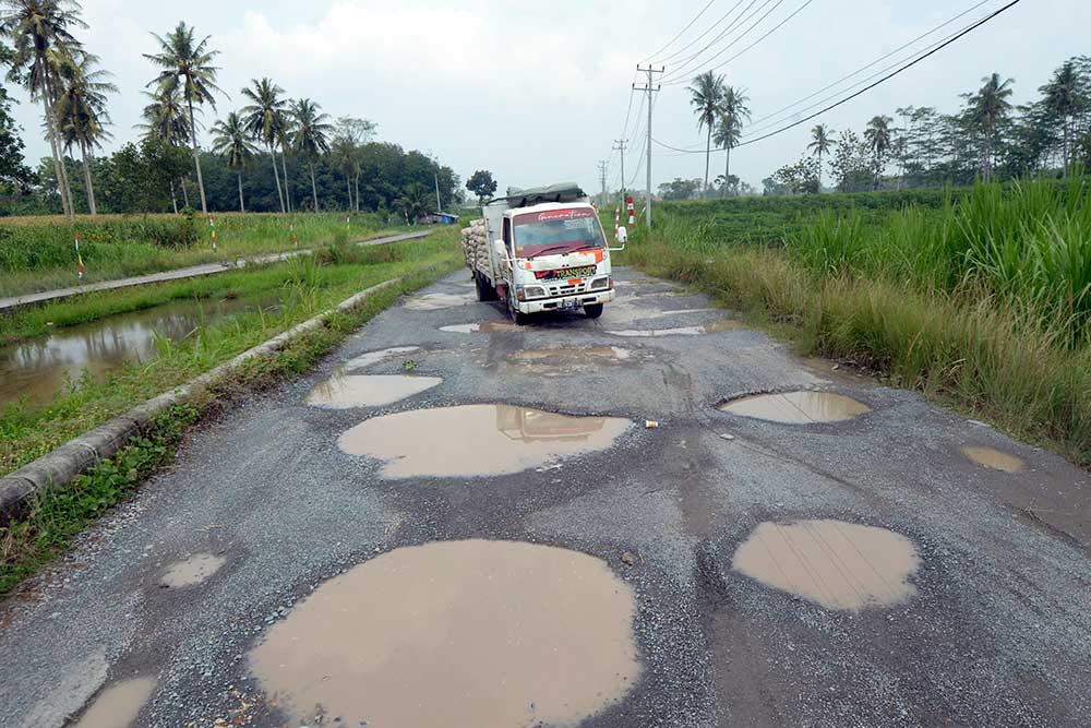  Sejumlah Jalan Akses Menuju Kota Bandar Lampung Rusak Parah